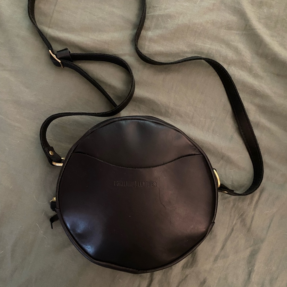 Elegant Black Circle Crossbody Bag - Picture 3 of 5